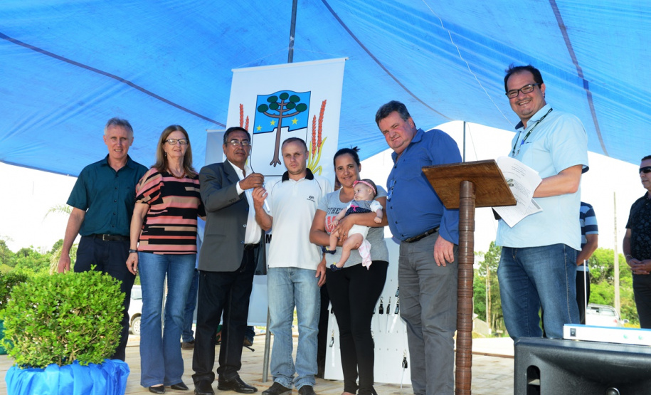 Vinte e seis famílias de Mallet, na região Centro-Sul do Paraná, receberam nesta sexta-feira (8) as chaves da casa própria. Elas se juntam a outras 20 famílias que residem no conjunto habitacional desde junho, e que recebeu em suas duas etapas cerca de R$ 3,2 milhões de investimentos do Governo do Estado, Governo Federal e prefeitura.