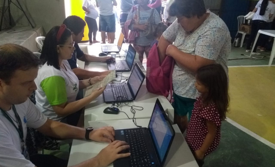 Em Guaratuba, no Litoral do Paraná, a feira de serviços Paraná Cidadão registrou quase 9 mil atendimentos. Foi o 20º evento realizado neste ano. “Oferecemos diversos serviços gratuitos de inclusão e cidadania para quem mais precisa”, disse o secretário da Justiça, Família e Trabalho do Governo do Paraná, Ney Leprevost, que participou do evento, realizado no Ginásio Ilda Silvano, no bairro Piçarras. Foto: Divulgação/SEJUF