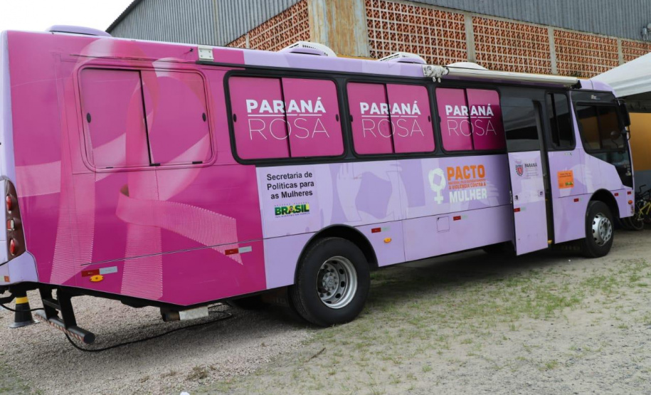 Em Guaratuba, no Litoral do Paraná, a feira de serviços Paraná Cidadão registrou quase 9 mil atendimentos. Foi o 20º evento realizado neste ano. “Oferecemos diversos serviços gratuitos de inclusão e cidadania para quem mais precisa”, disse o secretário da Justiça, Família e Trabalho do Governo do Paraná, Ney Leprevost, que participou do evento, realizado no Ginásio Ilda Silvano, no bairro Piçarras. Foto: Divulgação/SEJUF