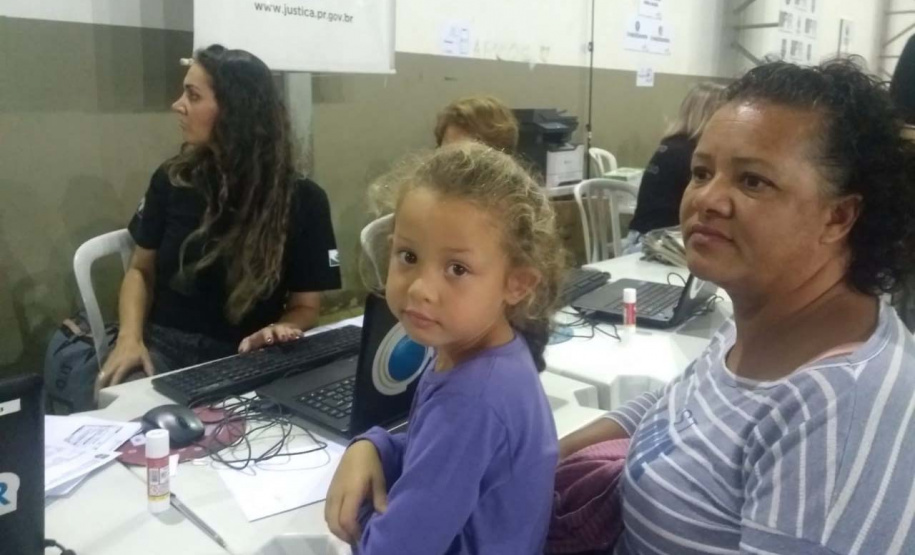 Em Guaratuba, no Litoral do Paraná, a feira de serviços Paraná Cidadão registrou quase 9 mil atendimentos. Foi o 20º evento realizado neste ano. “Oferecemos diversos serviços gratuitos de inclusão e cidadania para quem mais precisa”, disse o secretário da Justiça, Família e Trabalho do Governo do Paraná, Ney Leprevost, que participou do evento, realizado no Ginásio Ilda Silvano, no bairro Piçarras. Foto: Divulgação/SEJUF