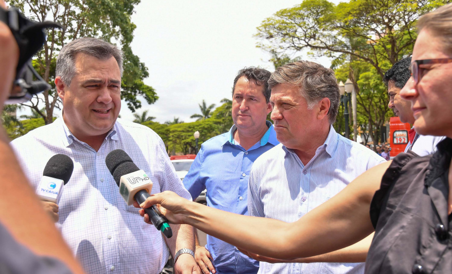 A região Noroeste do Paraná recebeu 30 novas ambulâncias do Samu, nesta sexta-feira (8). Os veículos vão atender 101 municípios e representam a renovação e ampliação da frota. O secretário de Estado da Saúde, Beto Preto, esteve em Umuarama para entregar o lote, que representa investimento de mais de R$ 4,8 milhões. Ele também visitou o Hospital Cemil, que vai ampliar o atendimento com recursos de R$ 2,8 milhões.Foto:Pedro Oliveira/PMUmuarama