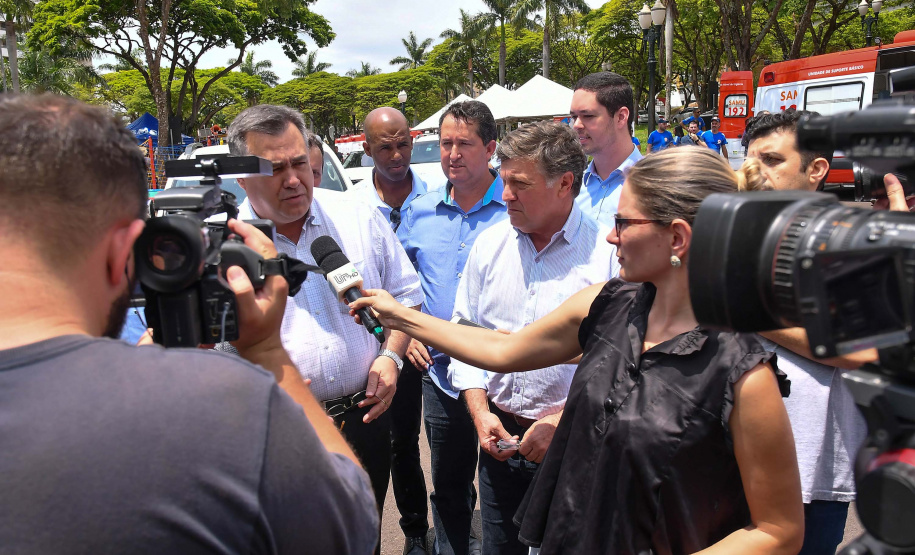 A região Noroeste do Paraná recebeu 30 novas ambulâncias do Samu, nesta sexta-feira (8). Os veículos vão atender 101 municípios e representam a renovação e ampliação da frota. O secretário de Estado da Saúde, Beto Preto, esteve em Umuarama para entregar o lote, que representa investimento de mais de R$ 4,8 milhões. Ele também visitou o Hospital Cemil, que vai ampliar o atendimento com recursos de R$ 2,8 milhões.Foto:Pedro Oliveira/PMUmuarama