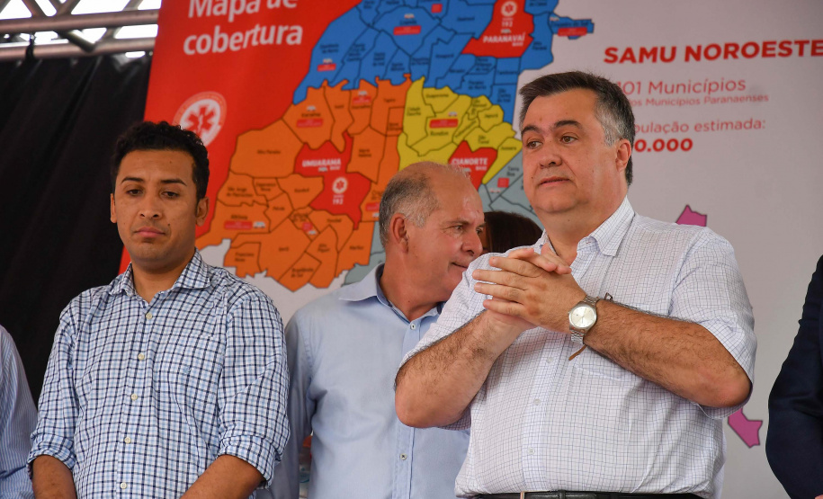 A região Noroeste do Paraná recebeu 30 novas ambulâncias do Samu, nesta sexta-feira (8). Os veículos vão atender 101 municípios e representam a renovação e ampliação da frota. O secretário de Estado da Saúde, Beto Preto, esteve em Umuarama para entregar o lote, que representa investimento de mais de R$ 4,8 milhões. Ele também visitou o Hospital Cemil, que vai ampliar o atendimento com recursos de R$ 2,8 milhões.Foto:Pedro Oliveira/PMUmuarama