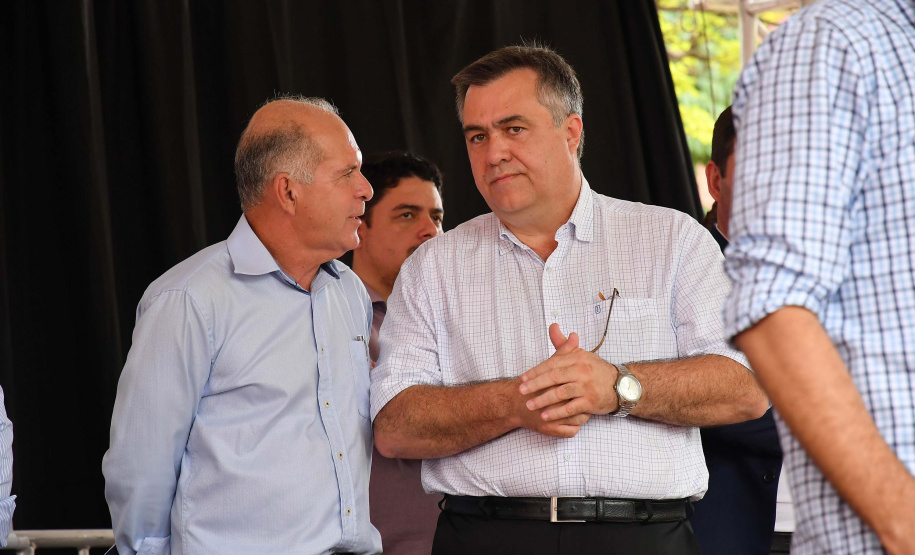 FA região Noroeste do Paraná recebeu 30 novas ambulâncias do Samu, nesta sexta-feira (8). Os veículos vão atender 101 municípios e representam a renovação e ampliação da frota. O secretário de Estado da Saúde, Beto Preto, esteve em Umuarama para entregar o lote, que representa investimento de mais de R$ 4,8 milhões. Ele também visitou o Hospital Cemil, que vai ampliar o atendimento com recursos de R$ 2,8 milhões.oto:Pedro Oliveira/PMUmuarama