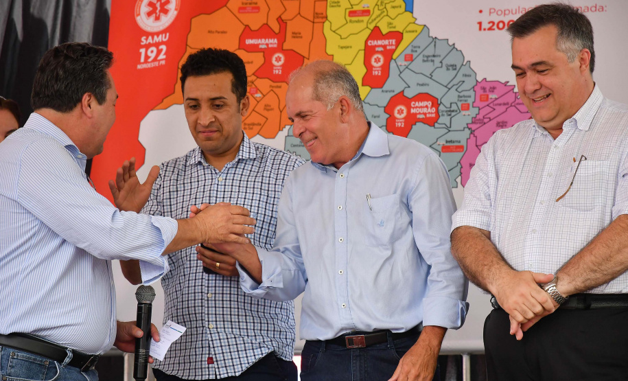 A região Noroeste do Paraná recebeu 30 novas ambulâncias do Samu, nesta sexta-feira (8). Os veículos vão atender 101 municípios e representam a renovação e ampliação da frota. O secretário de Estado da Saúde, Beto Preto, esteve em Umuarama para entregar o lote, que representa investimento de mais de R$ 4,8 milhões. Ele também visitou o Hospital Cemil, que vai ampliar o atendimento com recursos de R$ 2,8 milhões.Foto:Pedro Oliveira/PMUmuarama