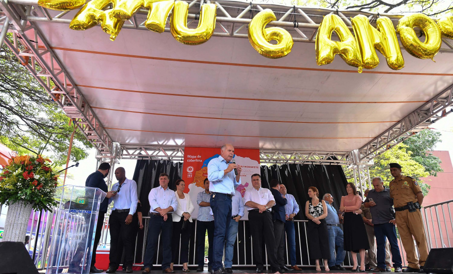 A região Noroeste do Paraná recebeu 30 novas ambulâncias do Samu, nesta sexta-feira (8). Os veículos vão atender 101 municípios e representam a renovação e ampliação da frota. O secretário de Estado da Saúde, Beto Preto, esteve em Umuarama para entregar o lote, que representa investimento de mais de R$ 4,8 milhões. Ele também visitou o Hospital Cemil, que vai ampliar o atendimento com recursos de R$ 2,8 milhões.Foto:Pedro Oliveira/PMUmuarama