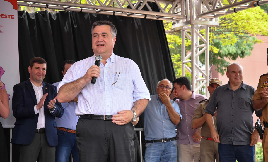 A região Noroeste do Paraná recebeu 30 novas ambulâncias do Samu, nesta sexta-feira (8). Os veículos vão atender 101 municípios e representam a renovação e ampliação da frota. O secretário de Estado da Saúde, Beto Preto, esteve em Umuarama para entregar o lote, que representa investimento de mais de R$ 4,8 milhões. Ele também visitou o Hospital Cemil, que vai ampliar o atendimento com recursos de R$ 2,8 milhões.Foto:Pedro Oliveira/PMUmuarama