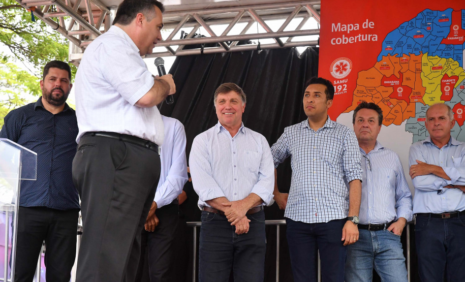 A região Noroeste do Paraná recebeu 30 novas ambulâncias do Samu, nesta sexta-feira (8). Os veículos vão atender 101 municípios e representam a renovação e ampliação da frota. O secretário de Estado da Saúde, Beto Preto, esteve em Umuarama para entregar o lote, que representa investimento de mais de R$ 4,8 milhões. Ele também visitou o Hospital Cemil, que vai ampliar o atendimento com recursos de R$ 2,8 milhões.Foto:Pedro Oliveira/PMUmuarama