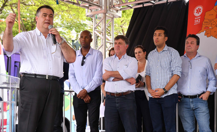 A região Noroeste do Paraná recebeu 30 novas ambulâncias do Samu, nesta sexta-feira (8). Os veículos vão atender 101 municípios e representam a renovação e ampliação da frota. O secretário de Estado da Saúde, Beto Preto, esteve em Umuarama para entregar o lote, que representa investimento de mais de R$ 4,8 milhões. Ele também visitou o Hospital Cemil, que vai ampliar o atendimento com recursos de R$ 2,8 milhões.Foto:Pedro Oliveira/PMUmuarama