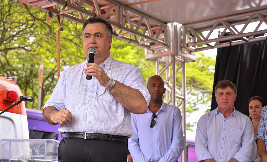 A região Noroeste do Paraná recebeu 30 novas ambulâncias do Samu, nesta sexta-feira (8). Os veículos vão atender 101 municípios e representam a renovação e ampliação da frota. O secretário de Estado da Saúde, Beto Preto, esteve em Umuarama para entregar o lote, que representa investimento de mais de R$ 4,8 milhões. Ele também visitou o Hospital Cemil, que vai ampliar o atendimento com recursos de R$ 2,8 milhões.Foto:Pedro Oliveira/PMUmuarama