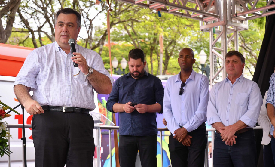 A região Noroeste do Paraná recebeu 30 novas ambulâncias do Samu, nesta sexta-feira (8). Os veículos vão atender 101 municípios e representam a renovação e ampliação da frota. O secretário de Estado da Saúde, Beto Preto, esteve em Umuarama para entregar o lote, que representa investimento de mais de R$ 4,8 milhões. Ele também visitou o Hospital Cemil, que vai ampliar o atendimento com recursos de R$ 2,8 milhões.Foto:Pedro Oliveira/PMUmuarama