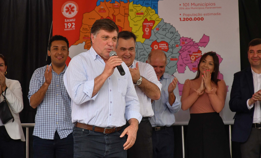 A região Noroeste do Paraná recebeu 30 novas ambulâncias do Samu, nesta sexta-feira (8). Os veículos vão atender 101 municípios e representam a renovação e ampliação da frota. O secretário de Estado da Saúde, Beto Preto, esteve em Umuarama para entregar o lote, que representa investimento de mais de R$ 4,8 milhões. Ele também visitou o Hospital Cemil, que vai ampliar o atendimento com recursos de R$ 2,8 milhões.Foto:Pedro Oliveira/PMUmuarama