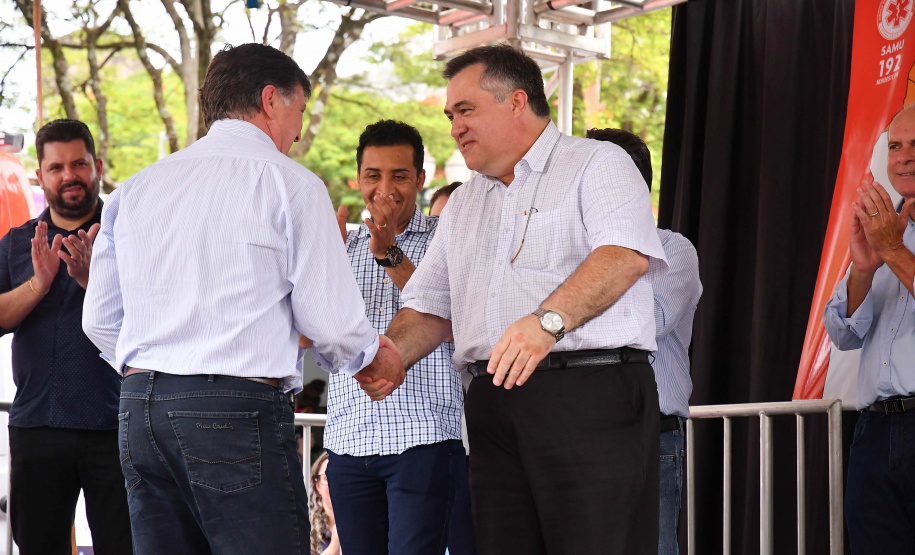 A região Noroeste do Paraná recebeu 30 novas ambulâncias do Samu, nesta sexta-feira (8). Os veículos vão atender 101 municípios e representam a renovação e ampliação da frota. O secretário de Estado da Saúde, Beto Preto, esteve em Umuarama para entregar o lote, que representa investimento de mais de R$ 4,8 milhões. Ele também visitou o Hospital Cemil, que vai ampliar o atendimento com recursos de R$ 2,8 milhões.Foto:Pedro Oliveira/PMUmuarama