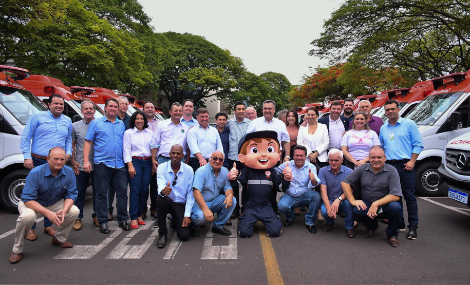 A região Noroeste do Paraná recebeu 30 novas ambulâncias do Samu, nesta sexta-feira (8). Os veículos vão atender 101 municípios e representam a renovação e ampliação da frota. O secretário de Estado da Saúde, Beto Preto, esteve em Umuarama para entregar o lote, que representa investimento de mais de R$ 4,8 milhões. Ele também visitou o Hospital Cemil, que vai ampliar o atendimento com recursos de R$ 2,8 milhões.Foto:Pedro Oliveira/PMUmuarama