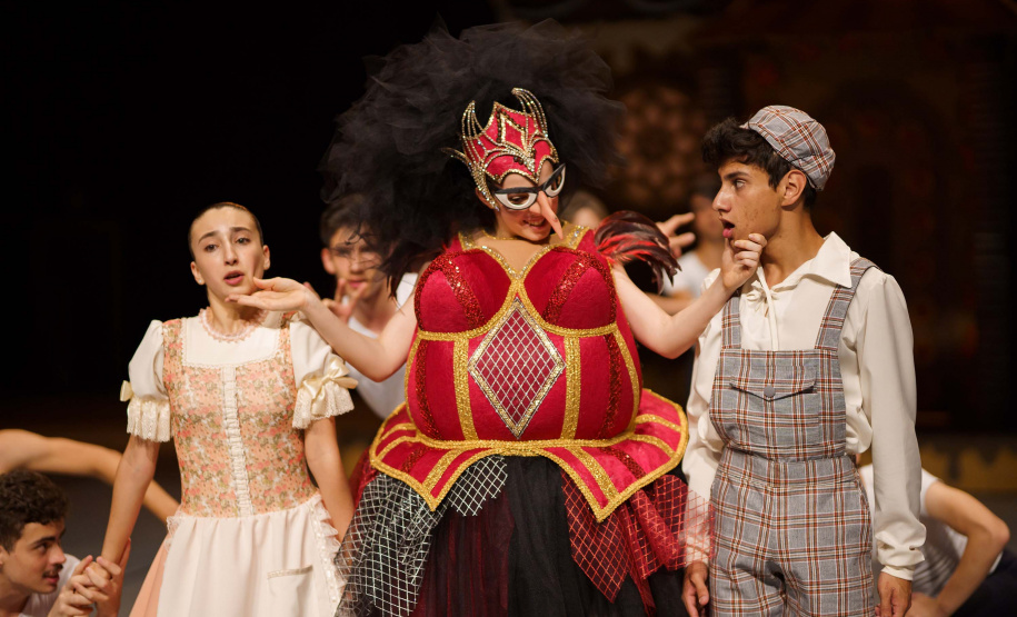 Dança, música e teatro marcam a programação de fim de ano do Centro Cultural Teatro Guaíra. Entre as atrações há a estreia de João e Maria, montagem especial da Escola de Dança Teatro Guaíra, com mais de 100 alunos em cena. Já a Orquestra Sinfônica do Paraná apresenta cinco concertos até o fim de dezembro, incluindo o espetáculo My Fair Lady, com 14 trechos do musical clássico, que será cantado ao vivo em português.