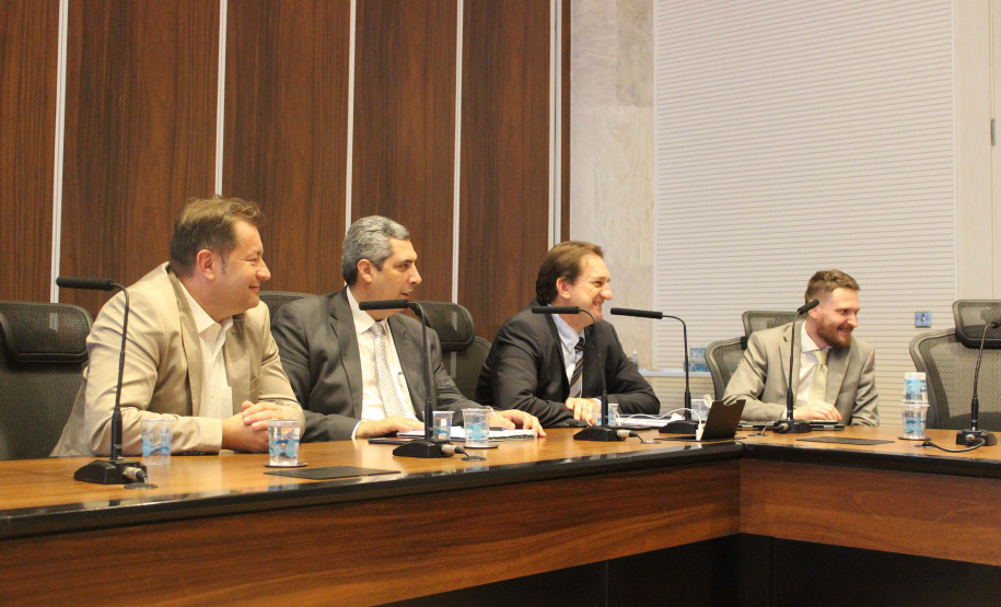 Os projetos do Corredor Oeste de Exportação - Nova Ferroeste, que deverá ligar Maracaju (MS) ao Porto de Paranaguá, incluindo o ramal Cascavel a Foz do Iguaçu, foram apresentados aos empresários da RZD International, uma operadora do sistema ferroviário russo. Foto: Divulgação/SEPL