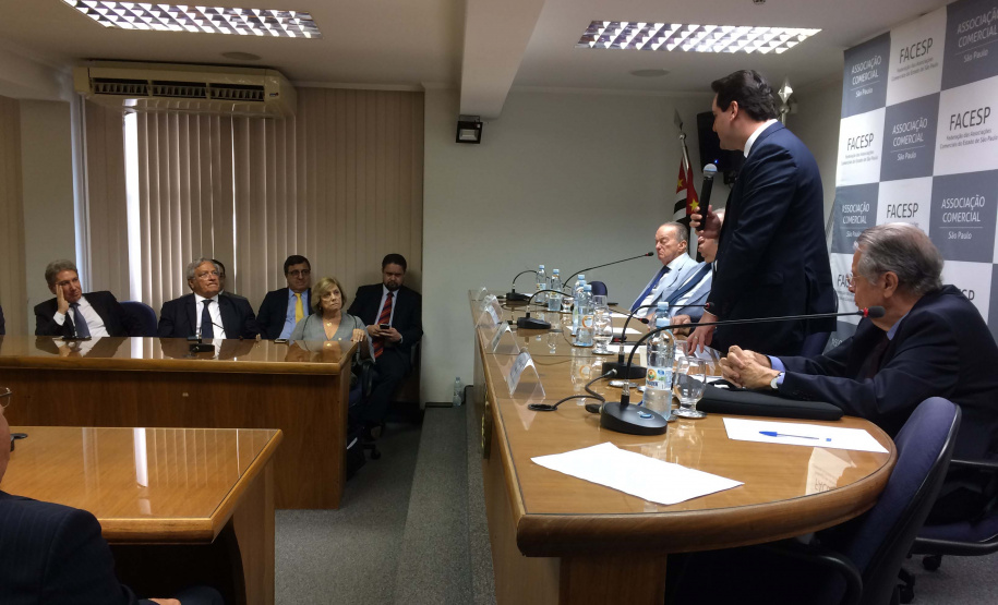 O governador Carlos Massa Ratinho Junior afirmou nesta segunda-feira (11) que a gestão pública precisa inovar e se modernizar para prestar serviços de melhor qualidade à população. A declaração foi feita em palestra na Associação Comercial de São Paulo (ACSP), na capital paulista, que reuniu membros dos conselhos Político e Social (Cops) e de Economia (COE) da entidade.Foto: ACSP