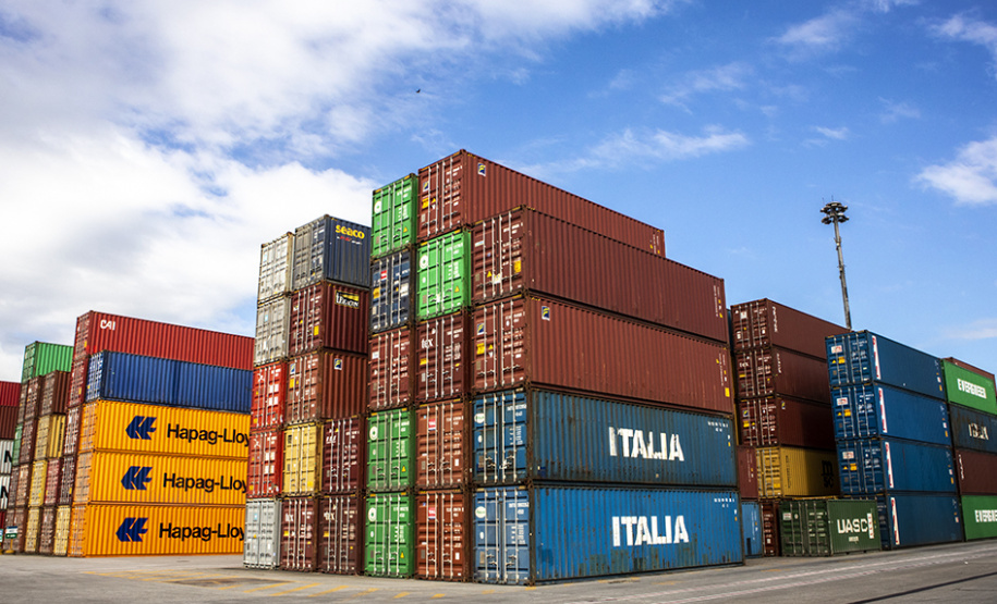 A movimentação de contêineres no Porto de Paranaguá aumentou 15%. De janeiro a outubro deste ano, 726.393 unidades (TEUs) chegaram e saíram pelo terminal paranaense. No mesmo período, em 2018, foram 633.710.