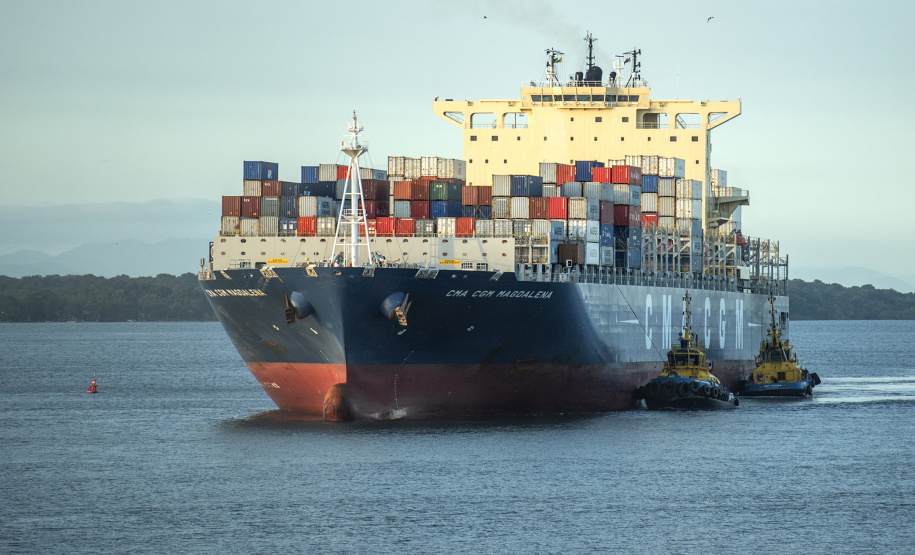 A movimentação de contêineres no Porto de Paranaguá aumentou 15%. De janeiro a outubro deste ano, 726.393 unidades (TEUs) chegaram e saíram pelo terminal paranaense. No mesmo período, em 2018, foram 633.710.