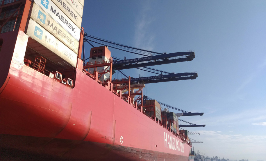A movimentação de contêineres no Porto de Paranaguá aumentou 15%. De janeiro a outubro deste ano, 726.393 unidades (TEUs) chegaram e saíram pelo terminal paranaense. No mesmo período, em 2018, foram 633.710.