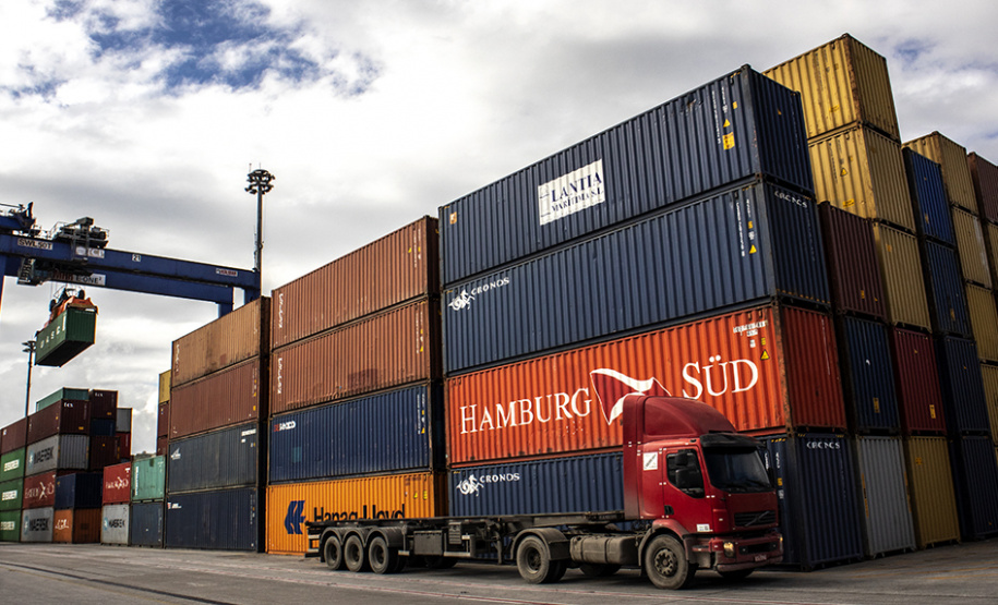 A movimentação de contêineres no Porto de Paranaguá aumentou 15%. De janeiro a outubro deste ano, 726.393 unidades (TEUs) chegaram e saíram pelo terminal paranaense. No mesmo período, em 2018, foram 633.710.