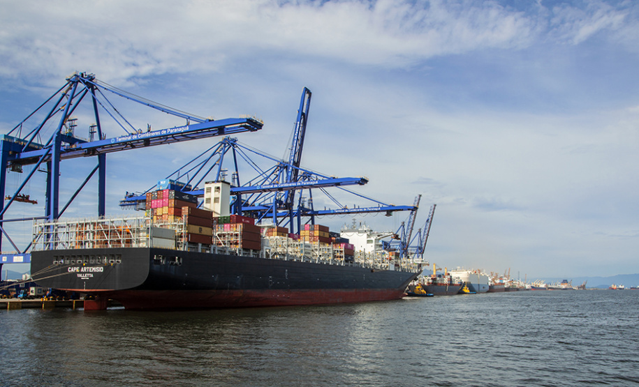 A movimentação de contêineres no Porto de Paranaguá aumentou 15%. De janeiro a outubro deste ano, 726.393 unidades (TEUs) chegaram e saíram pelo terminal paranaense. No mesmo período, em 2018, foram 633.710.
