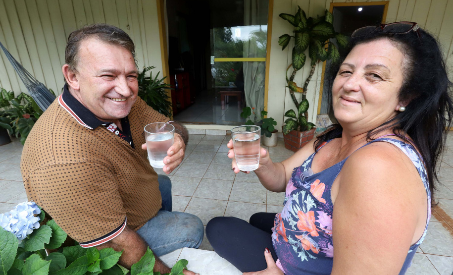 Sanepar instala água tratada na comunidade ruaral Alto do Divino, 11km da sede do município de Campo Morão. N/F: Maria de Fátima e seu marido José Carlos Casalvara.Campo Mourão, 08-11-19.Foto: Arnaldo Alves / AEN.