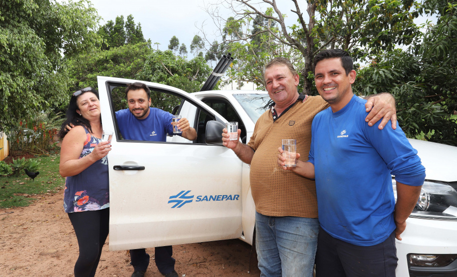 Sanepar instala água tratada na comunidade ruaral Alto do Divino, 11km da sede do município de Campo Morão. N/F: Maria de Fátima e seu marido José Carlos Casalvara, com funcionários da Sanepar que fizeram a instalação da água em sua propriedade.Campo Mourão, 08-11-19.Foto: Arnaldo Alves / AEN.