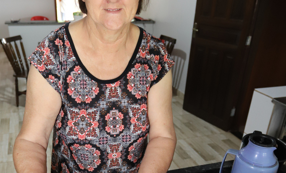 Sanepar instala água tratada na comunidade ruaral Alto do Divino, 11km da sede do município de Campo Morão. N/F: Olga Crispim lavando louça em sua residência.Campo Mourão, 08-11-19.Foto: Arnaldo Alves / AEN.