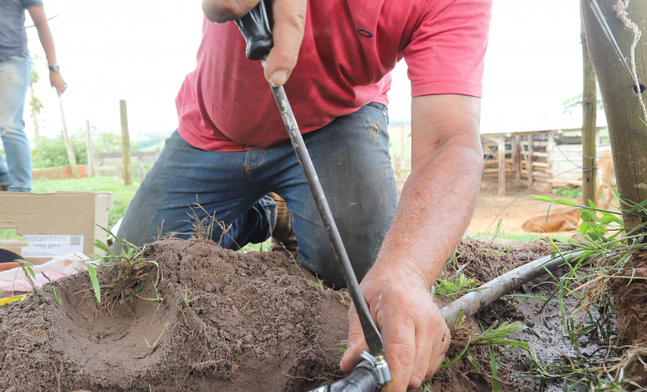 Sanepar instala água tratada na comunidade ruaral Alto do Divino, 11km da sede do município de Campo Morão. N/F: João Ferreira Lopes instalando o encanamento para receber água tratada em sua propriedade.Campo Mourão, 08-11-19.Foto: Arnaldo Alves / AEN.