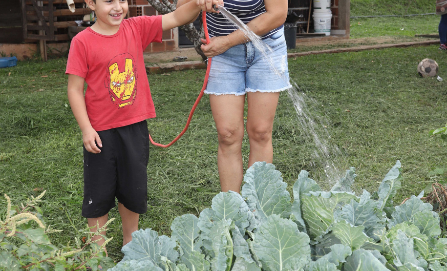 Sanepar instala água tratada na comunidade ruaral Alto do Divino, 11km da sede do município de Campo Morão. N/F: Solange Ferreira Lopes e seu filho Rafael.Campo Mourão, 08-11-19.Foto: Arnaldo Alves / AEN.