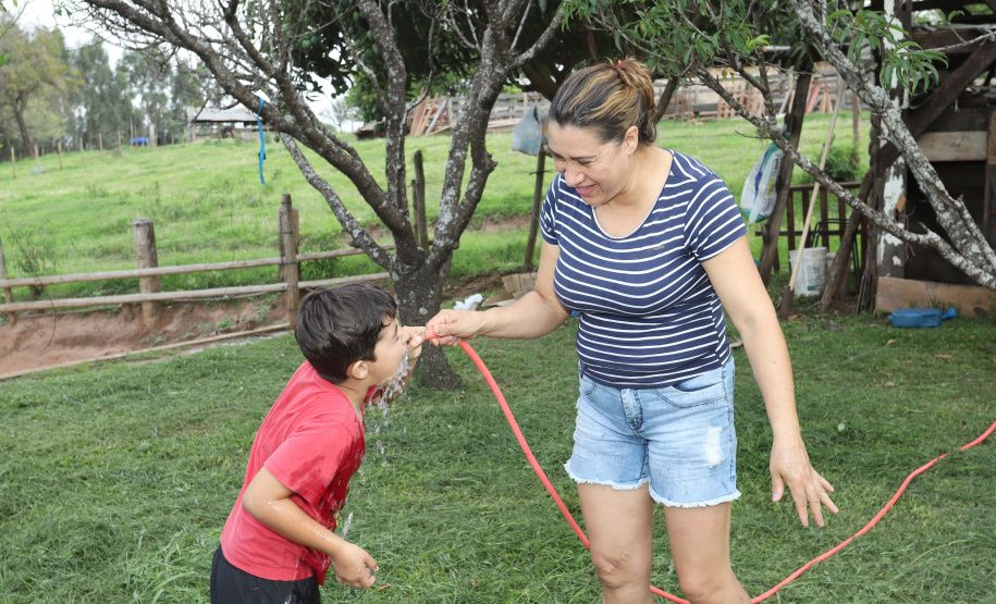 Sanepar instala água tratada na comunidade ruaral Alto do Divino, 11km da sede do município de Campo Morão. N/F: Solange Ferreira Lopes e seu filho Rafael.Campo Mourão, 08-11-19.Foto: Arnaldo Alves / AEN.