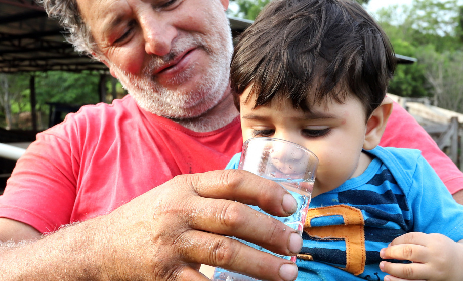 Sanepar instala água tratada na comunidade ruaral Alto do Divino, 11km da sede do município de Campo Morão. N/F: João Ferreira Lopes e seu filho, agradecendo a chegada da água tratada.Campo Mourão, 08-11-19.Foto: Arnaldo Alves / AEN.