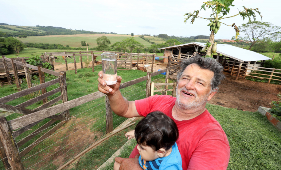 Sanepar instala água tratada na comunidade ruaral Alto do Divino, 11km da sede do município de Campo Morão. N/F: João Ferreira Lopes e seu filho, agradecendo a chegada da água tratada.Campo Mourão, 08-11-19.Foto: Arnaldo Alves / AEN.