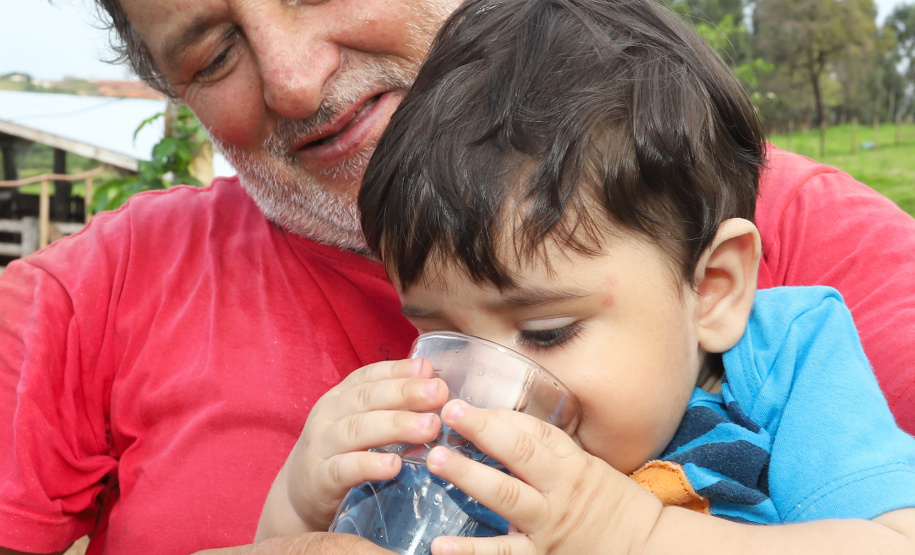 Sanepar instala água tratada na comunidade ruaral Alto do Divino, 11km da sede do município de Campo Morão. N/F: João Ferreira Lopes e seu filho, agradecendo a chegada da água tratada.Campo Mourão, 08-11-19.Foto: Arnaldo Alves / AEN.