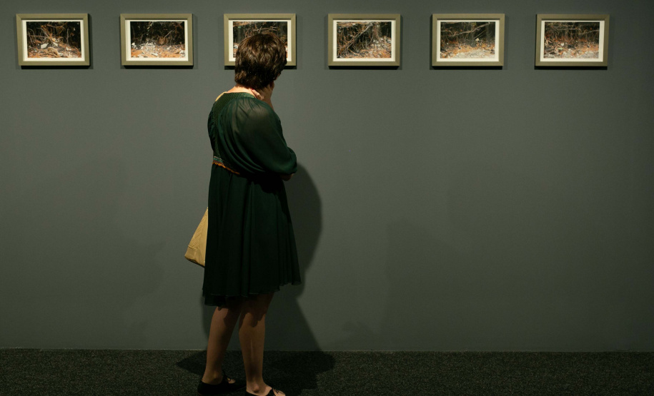 O livro “Politopos Irregulares”, da artista Didonet Thomaz, será lançado neste sábado (16), às 11h, no miniauditório do Museu Oscar Niemeyer (MON). É o desdobramento da exposição homônima que ficou em cartaz no Museu até março deste ano.