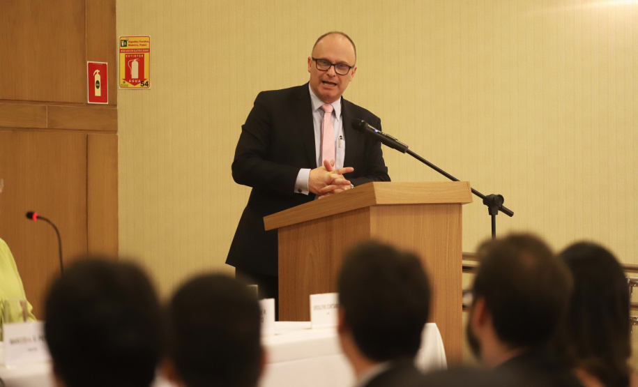 A Procuradora Geral do Estado empossa os novos Procuradores do Estado. N/F: presidente da Associação dos Procuradores do Estado, Eroulths Cortiano Junior.Curitiba, 11-11-19.Foto: Arnaldo Alves / AEN.
