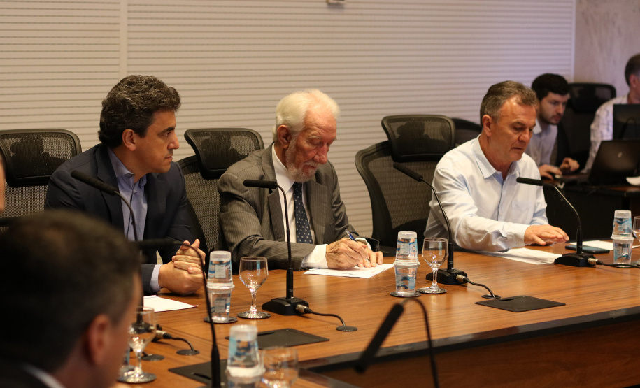 A modernização da malha rodoviária paranaense e as novas concessões de rodovias foram temas de um encontro realizado nesta segunda-feira (11), no Palácio Iguaçu, entre representantes do Governo do Estado e parlamentares da bancada federal paranaense em Brasília