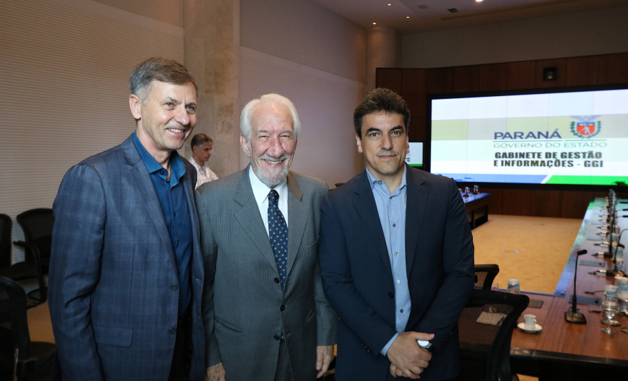 A modernização da malha rodoviária paranaense e as novas concessões de rodovias foram temas de um encontro realizado nesta segunda-feira (11), no Palácio Iguaçu, entre representantes do Governo do Estado e parlamentares da bancada federal paranaense em Brasília