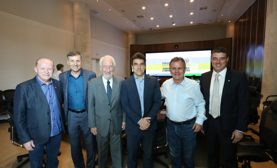 A modernização da malha rodoviária paranaense e as novas concessões de rodovias foram temas de um encontro realizado nesta segunda-feira (11), no Palácio Iguaçu, entre representantes do Governo do Estado e parlamentares da bancada federal paranaense em Brasília
