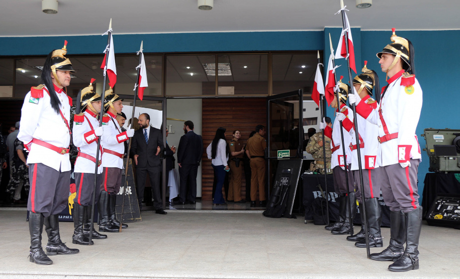 O Batalhão de Operações Especiais comemorou nesta segunda-feira (11) nove anos em solenidade em Curitiba. Para marcar a data foram entregues comandas, medalhas e certificados. O comandante-geral da Polícia Militar do Paraná, Péricles da Matos, falou sobre a trajetória da unidade desde que foi criada, passando pelo surgimento das operações especiais na PM, há quase 50 anos, através do Comando de Operações Especiais (COE). Foto:PMPR