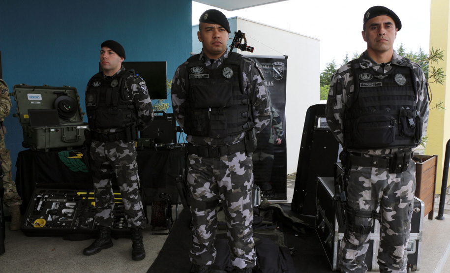 O Batalhão de Operações Especiais comemorou nesta segunda-feira (11) nove anos em solenidade em Curitiba. Para marcar a data foram entregues comandas, medalhas e certificados. O comandante-geral da Polícia Militar do Paraná, Péricles da Matos, falou sobre a trajetória da unidade desde que foi criada, passando pelo surgimento das operações especiais na PM, há quase 50 anos, através do Comando de Operações Especiais (COE). Foto:PMPR