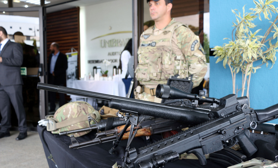 O Batalhão de Operações Especiais comemorou nesta segunda-feira (11) nove anos em solenidade em Curitiba. Para marcar a data foram entregues comandas, medalhas e certificados. O comandante-geral da Polícia Militar do Paraná, Péricles da Matos, falou sobre a trajetória da unidade desde que foi criada, passando pelo surgimento das operações especiais na PM, há quase 50 anos, através do Comando de Operações Especiais (COE). Foto:PMPR