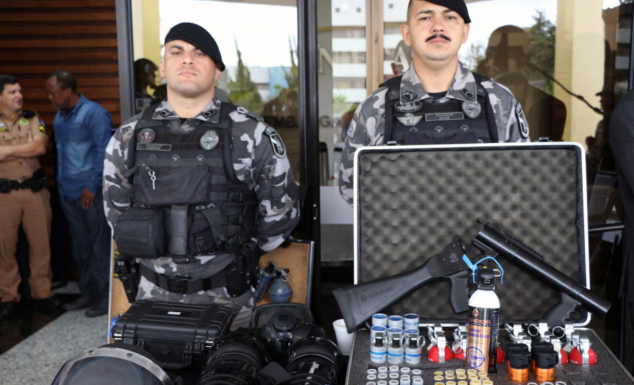 O Batalhão de Operações Especiais comemorou nesta segunda-feira (11) nove anos em solenidade em Curitiba. Para marcar a data foram entregues comandas, medalhas e certificados. O comandante-geral da Polícia Militar do Paraná, Péricles da Matos, falou sobre a trajetória da unidade desde que foi criada, passando pelo surgimento das operações especiais na PM, há quase 50 anos, através do Comando de Operações Especiais (COE). Foto:PMPR