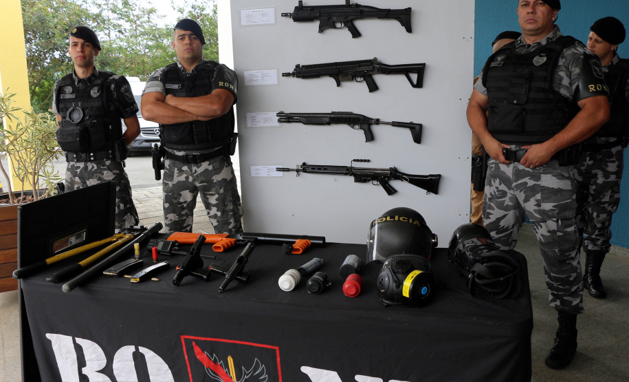O Batalhão de Operações Especiais comemorou nesta segunda-feira (11) nove anos em solenidade em Curitiba. Para marcar a data foram entregues comandas, medalhas e certificados. O comandante-geral da Polícia Militar do Paraná, Péricles da Matos, falou sobre a trajetória da unidade desde que foi criada, passando pelo surgimento das operações especiais na PM, há quase 50 anos, através do Comando de Operações Especiais (COE). Foto:PMPR