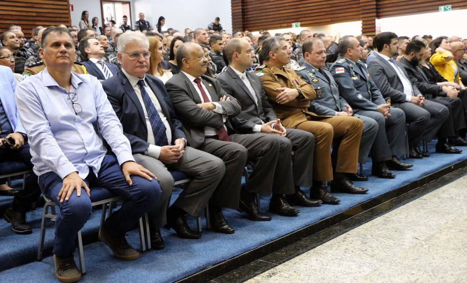 O Batalhão de Operações Especiais comemorou nesta segunda-feira (11) nove anos em solenidade em Curitiba. Para marcar a data foram entregues comandas, medalhas e certificados. O comandante-geral da Polícia Militar do Paraná, Péricles da Matos, falou sobre a trajetória da unidade desde que foi criada, passando pelo surgimento das operações especiais na PM, há quase 50 anos, através do Comando de Operações Especiais (COE). Foto:PMPR