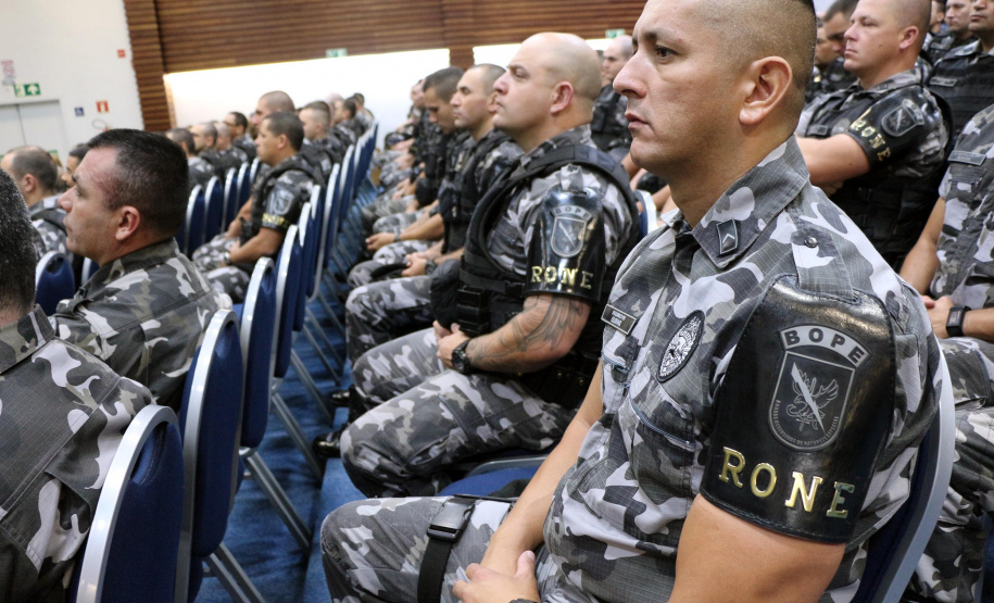 O Batalhão de Operações Especiais comemorou nesta segunda-feira (11) nove anos em solenidade em Curitiba. Para marcar a data foram entregues comandas, medalhas e certificados. O comandante-geral da Polícia Militar do Paraná, Péricles da Matos, falou sobre a trajetória da unidade desde que foi criada, passando pelo surgimento das operações especiais na PM, há quase 50 anos, através do Comando de Operações Especiais (COE). Foto:PMPR