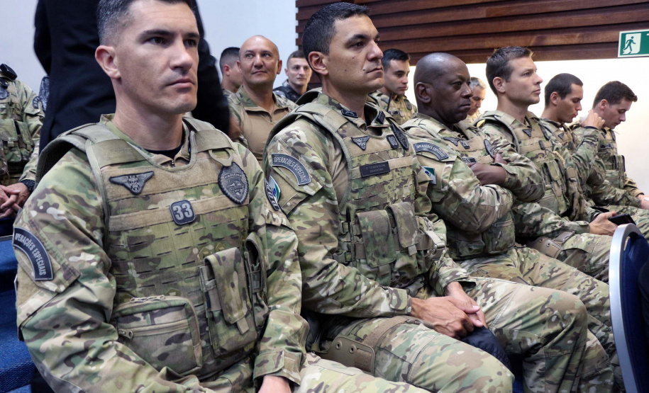 O Batalhão de Operações Especiais comemorou nesta segunda-feira (11) nove anos em solenidade em Curitiba. Para marcar a data foram entregues comandas, medalhas e certificados. O comandante-geral da Polícia Militar do Paraná, Péricles da Matos, falou sobre a trajetória da unidade desde que foi criada, passando pelo surgimento das operações especiais na PM, há quase 50 anos, através do Comando de Operações Especiais (COE). Foto:PMPR