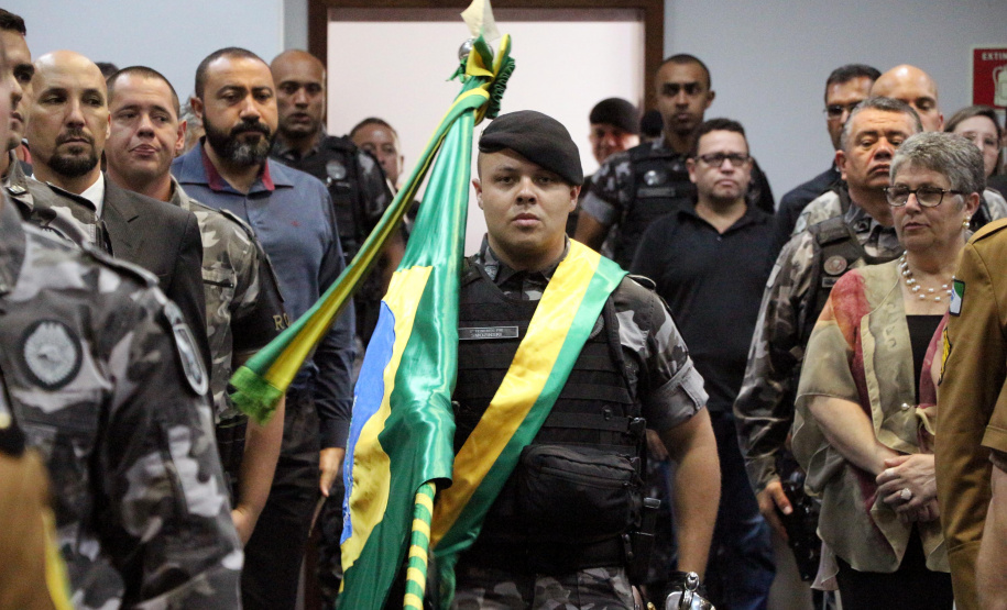 O Batalhão de Operações Especiais comemorou nesta segunda-feira (11) nove anos em solenidade em Curitiba. Para marcar a data foram entregues comandas, medalhas e certificados. O comandante-geral da Polícia Militar do Paraná, Péricles da Matos, falou sobre a trajetória da unidade desde que foi criada, passando pelo surgimento das operações especiais na PM, há quase 50 anos, através do Comando de Operações Especiais (COE). Foto:PMPR