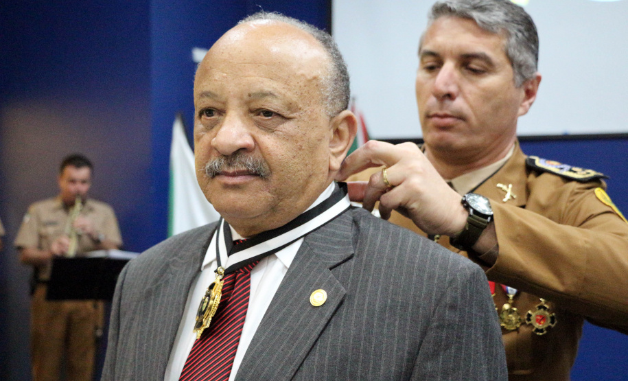 O Batalhão de Operações Especiais comemorou nesta segunda-feira (11) nove anos em solenidade em Curitiba. Para marcar a data foram entregues comandas, medalhas e certificados. O comandante-geral da Polícia Militar do Paraná, Péricles da Matos, falou sobre a trajetória da unidade desde que foi criada, passando pelo surgimento das operações especiais na PM, há quase 50 anos, através do Comando de Operações Especiais (COE). Foto:PMPR